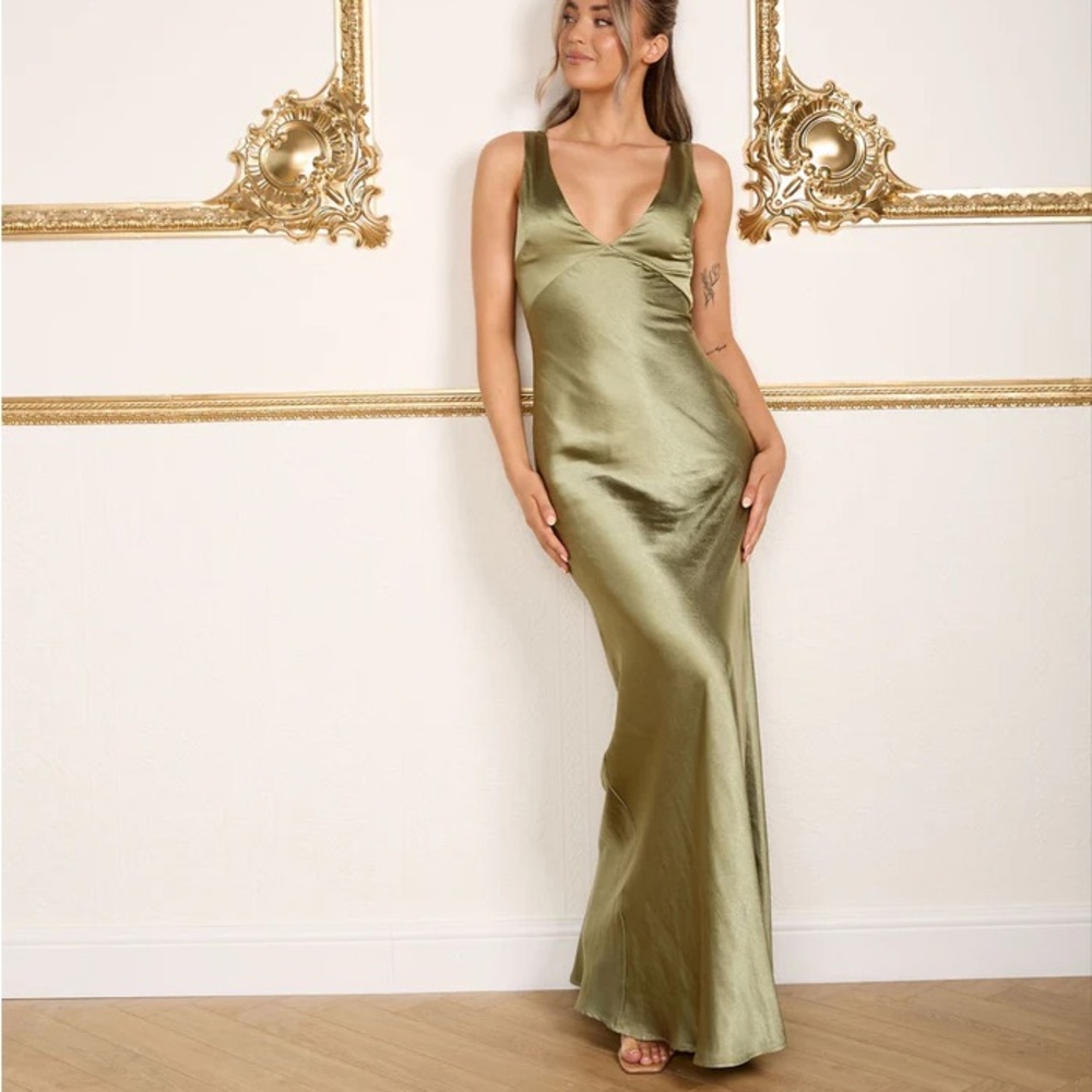 Six Stories
COCO
Twist Back Satin Bridesmaid Dress - Moss Green